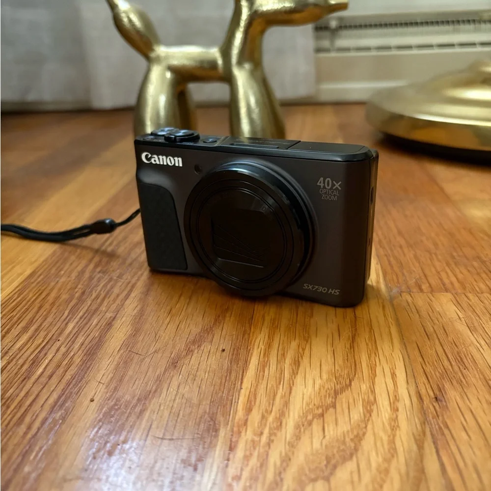 Canon PowerShot SX730 HS Digital Camera with Flip Screen 20.3MP
40x Optical Zoom - Picture 2 of 8